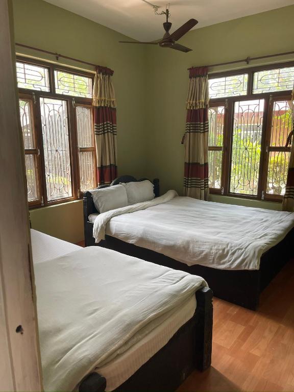 Postel nebo postele na pokoji v ubytování Tara guesthouse - Sauraha,Chitwan