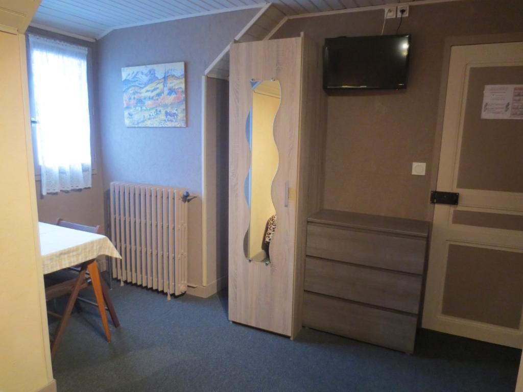 TV a/nebo společenská místnost v ubytování Hôtel les Deux Cols