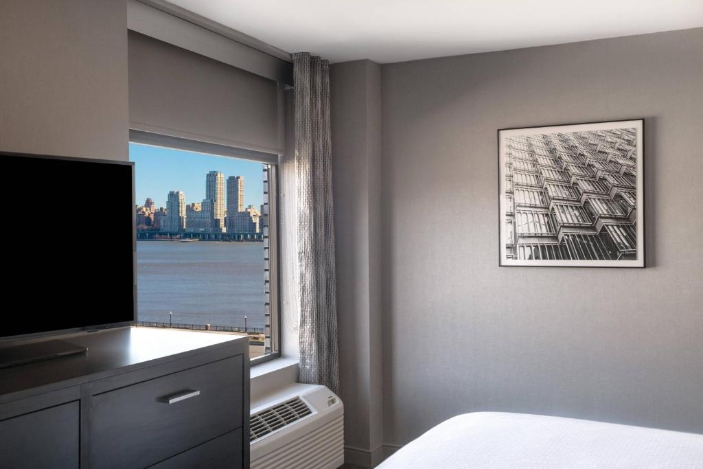 TV a/nebo společenská místnost v ubytování Residence Inn by Marriott Weehawken