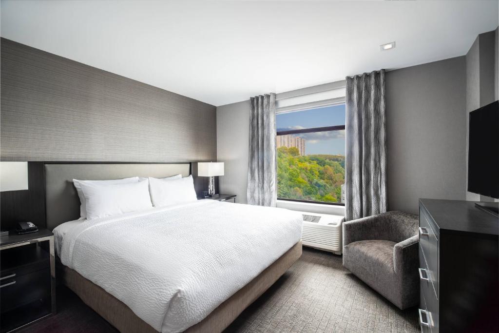 TV a/nebo společenská místnost v ubytování Residence Inn by Marriott Weehawken
