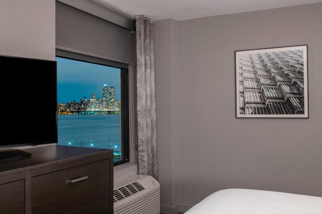 TV a/nebo společenská místnost v ubytování Residence Inn by Marriott Weehawken