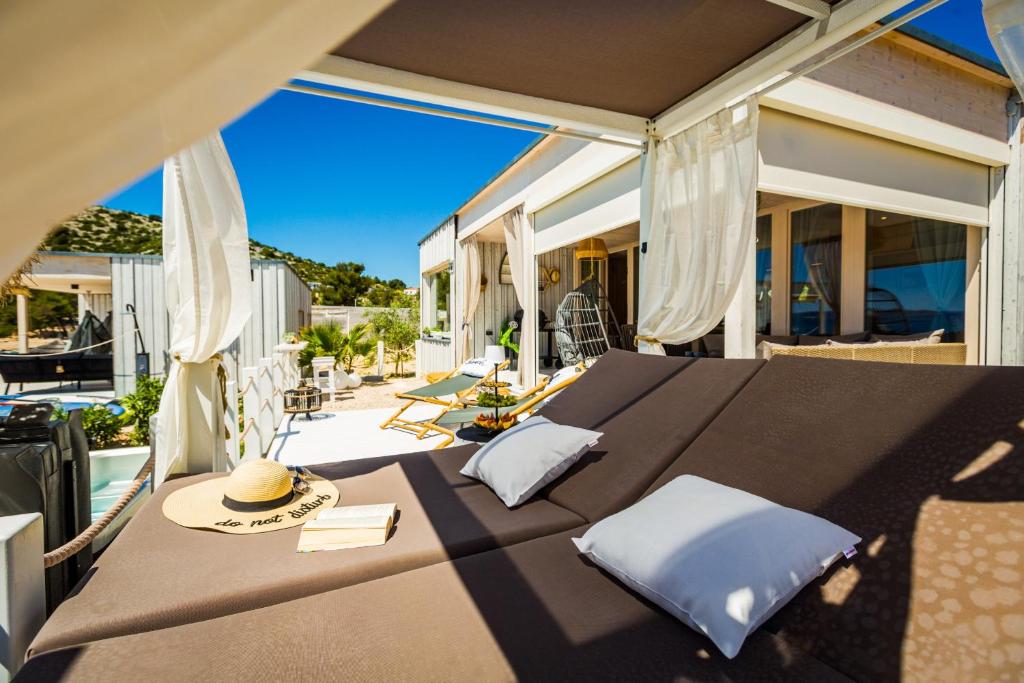 Posedenie v ubytovaní BUQEZ ECO RESORT - Villa 18 - Direkt am Strand