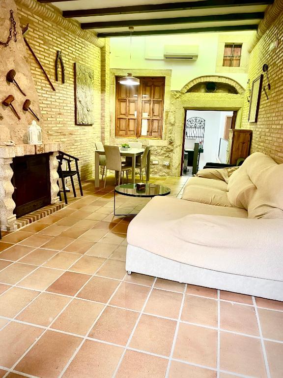 Postel nebo postele na pokoji v ubytování LA CASONA DE BAUTISTA 4 estrellas con piscina montanchez CACERES