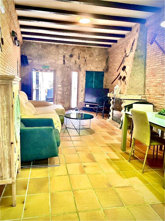 Posezení v ubytování LA CASONA DE BAUTISTA 4 estrellas con piscina montanchez CACERES
