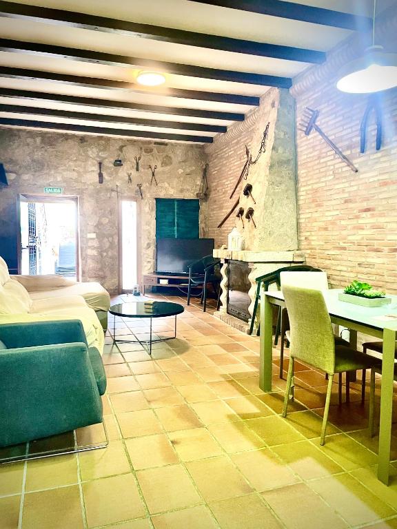 Posezení v ubytování LA CASONA DE BAUTISTA 4 estrellas con piscina montanchez CACERES