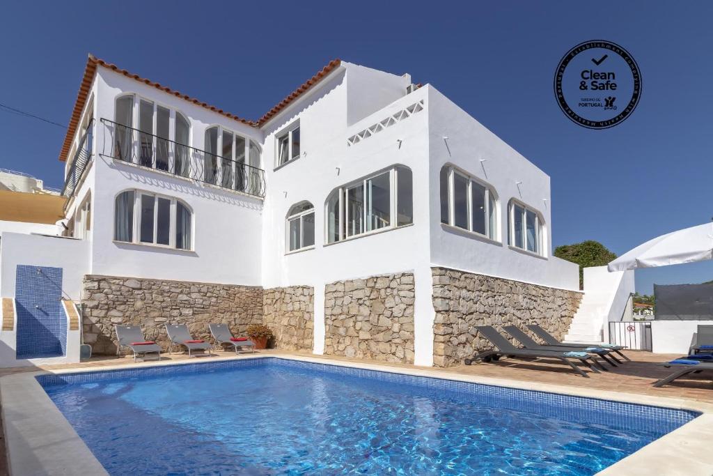 Πισίνα στο ή κοντά στο Villa James Heart of Village Ocean Views Pool