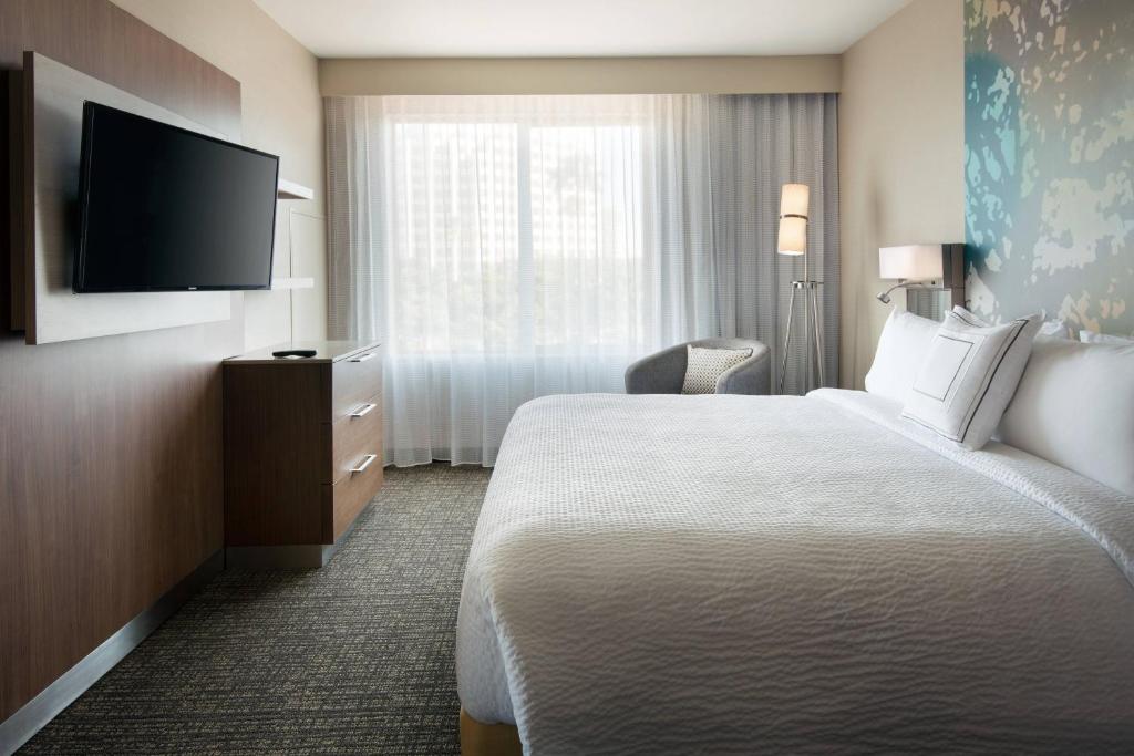 Courtyard by Marriott Irvine Spectrum - Suite King De Un Dormitorio Con Sofá Cama