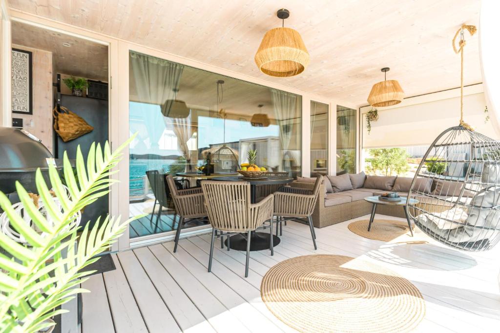 Posedenie v ubytovaní BUQEZ ECO RESORT - Villa 18 - Direkt am Strand