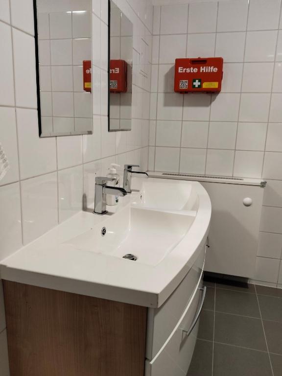 Favorit-Rooms Direkt Metro-U1 best connection to Centralstation and City-Center的一间浴室