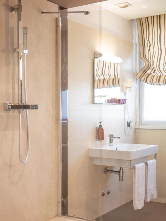 A bathroom at San Valentino Hotel