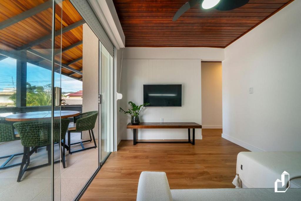 Μια τηλεόραση ή/και κέντρο ψυχαγωγίας στο Casa acolhedora e confortável com 03 dormitórios