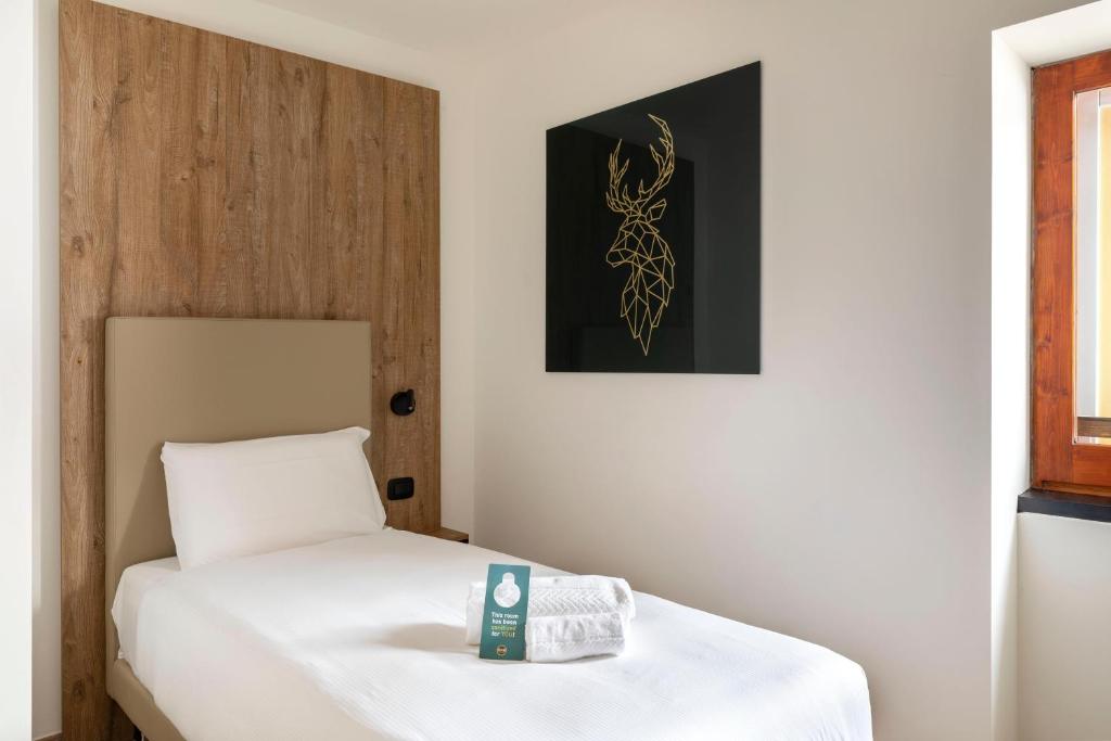 Кровать или кровати в номере B&B Hotel Passo Tre Croci Cortina