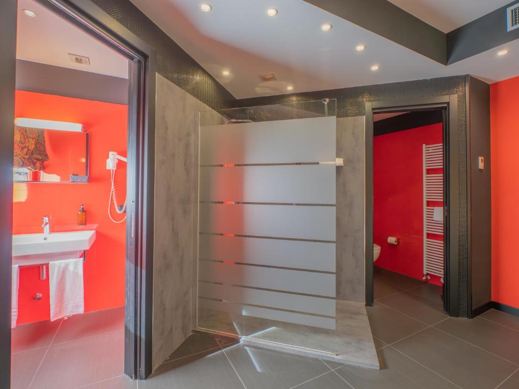 A bathroom at San Valentino Hotel
