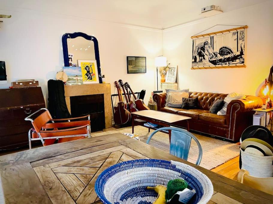 un salon avec un canapé et une table dans l'établissement Petit Montmartre dans le 20e à Paris, à Paris