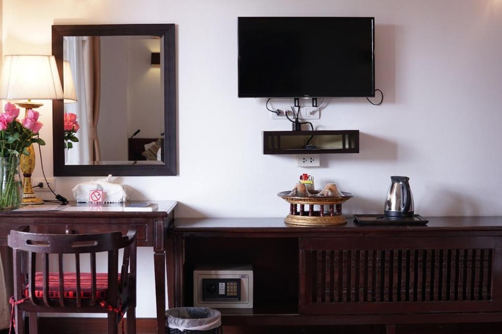 TV a/nebo společenská místnost v ubytování Baan Huenphen Boutique Hotel