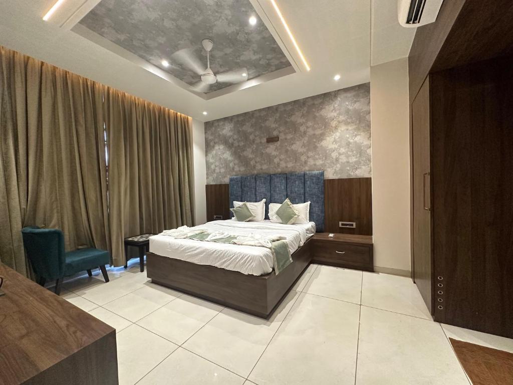 a bedroom with a bed and a desk in it at Golden Heritage Dapoli in Dapoli