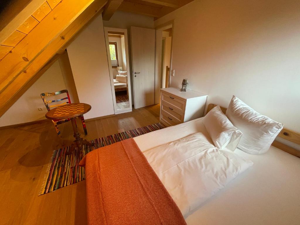 Postel nebo postele na pokoji v ubytování Haus Kleeblatt im Chiemgau