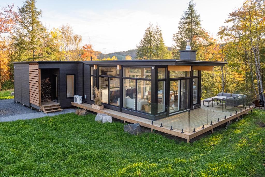 Un jardín fuera de Maison Ensoleillée Mont-Tremblant