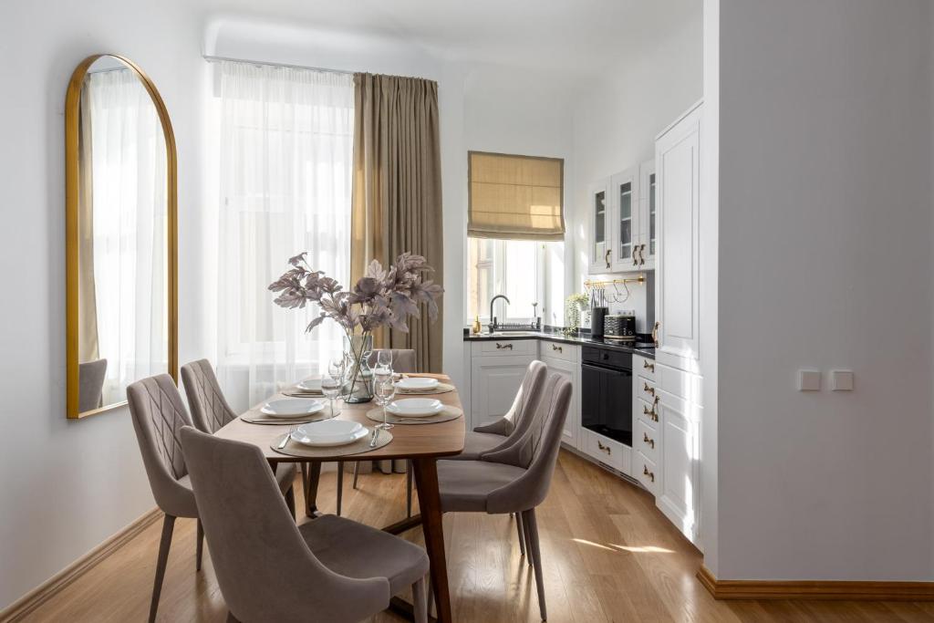 Kuchyň nebo kuchyňský kout v ubytování Art Noveau Riga Old Town Apartments
