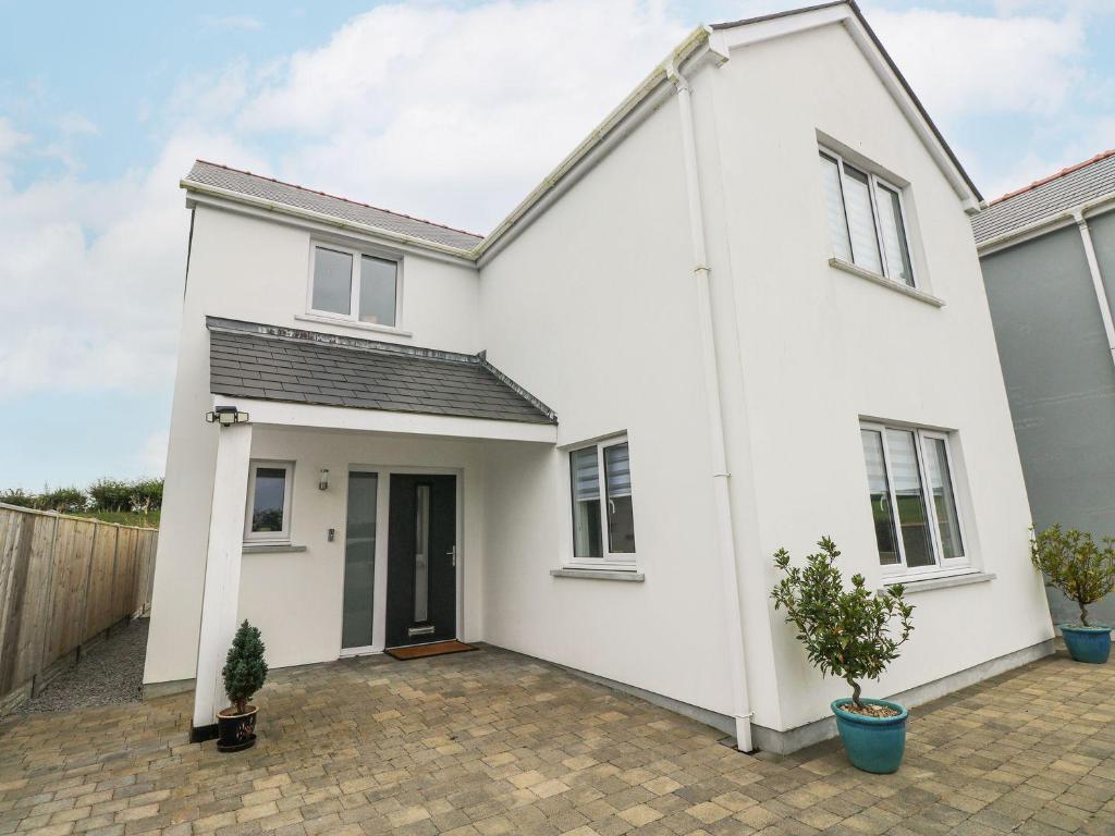 a white house with a courtyard at Golygfa Hafan in Haverfordwest