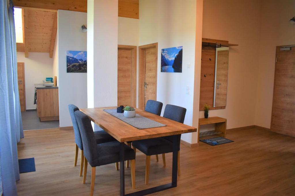 a dining room with a wooden table and chairs at Ferienwohnungen Rosenheim - Pang in Rosenheim