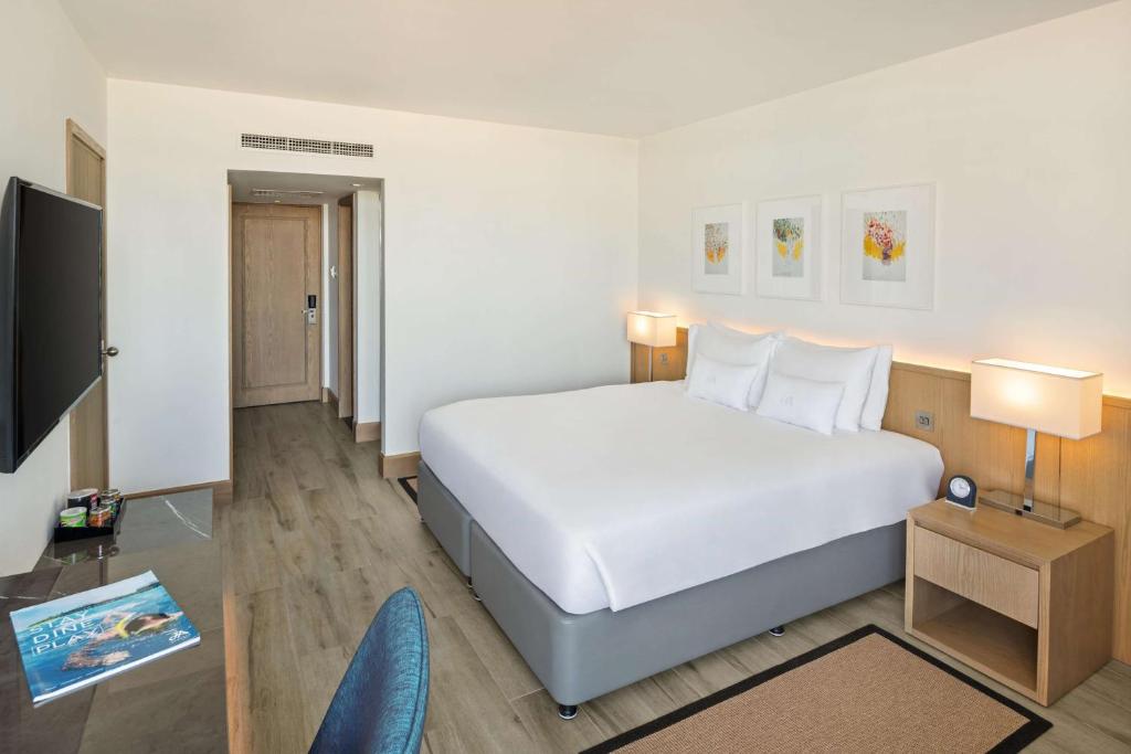 Postel nebo postele na pokoji v ubytování JA Beach Hotel, Dubai