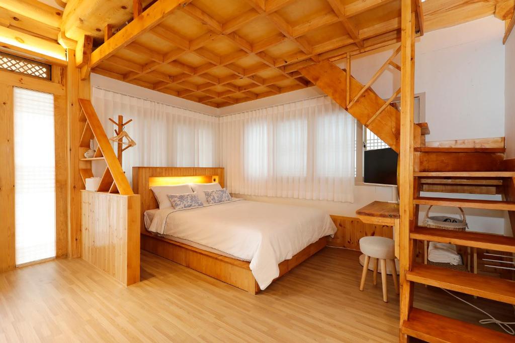 Ein Bett oder Betten in einem Zimmer der Unterkunft Hanok stay Mokhyang
