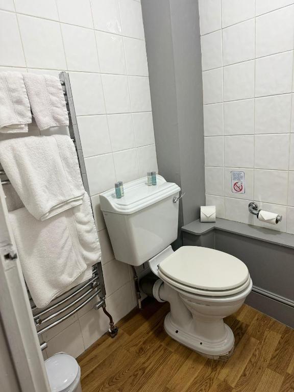 The Crown Aldbourne - Twin Room