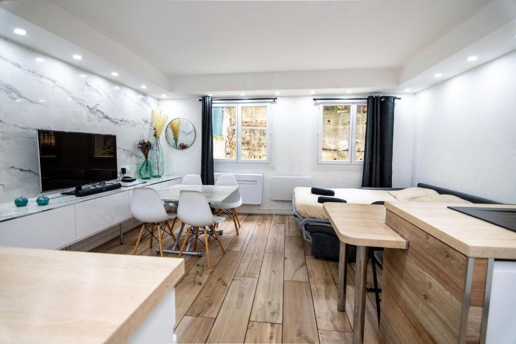 Cet appartement comprend une chambre avec deux lits, une cuisine et un salon. dans l'établissement Bel appartement - Nice centre, à Nice
