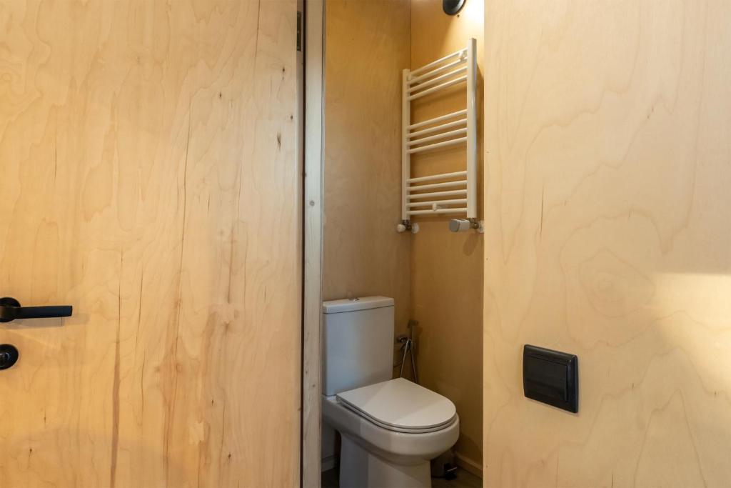 Koupelna v ubytování Roombox Kisiskhevi