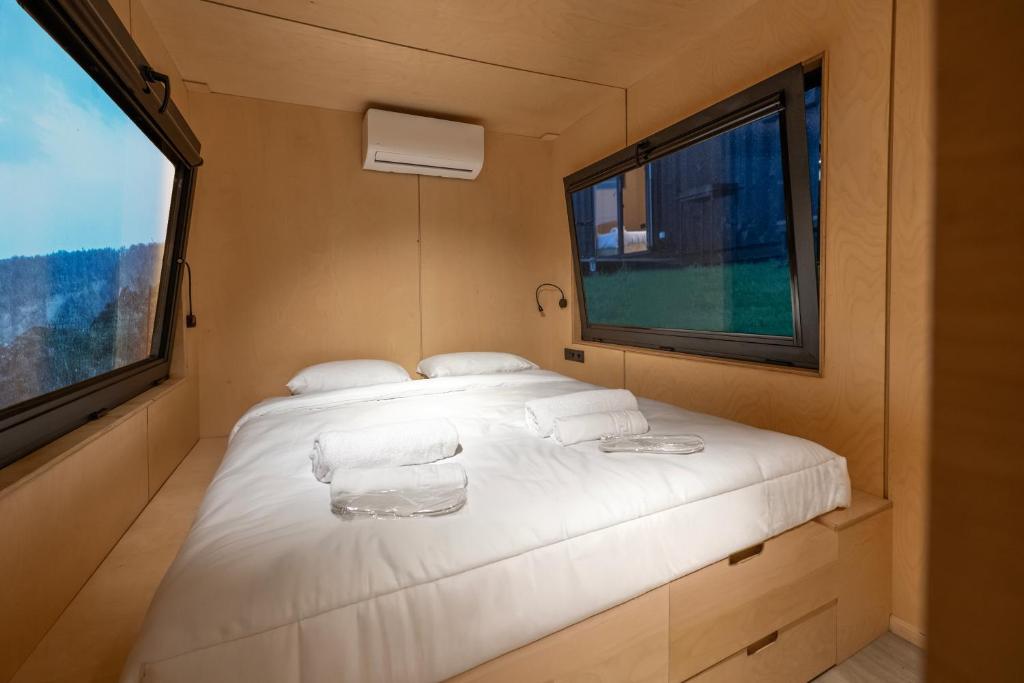 Postel nebo postele na pokoji v ubytování Roombox Kisiskhevi