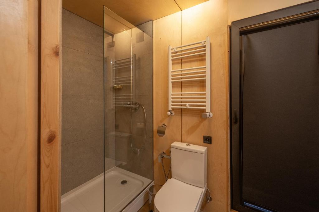 Koupelna v ubytování Roombox Kisiskhevi