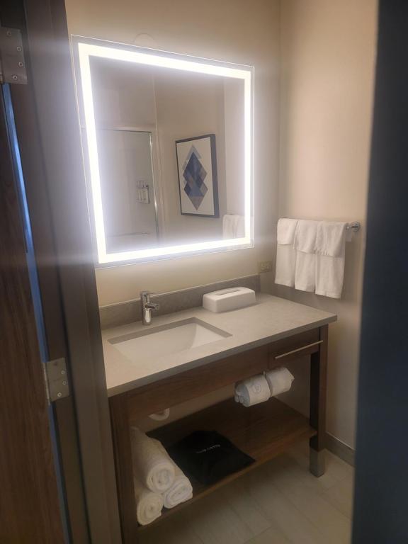 Southfield Stay - Studio Suite With King Bed - Non-Smoking