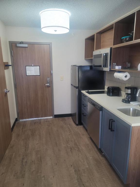Southfield Stay - Queen Studio Suite