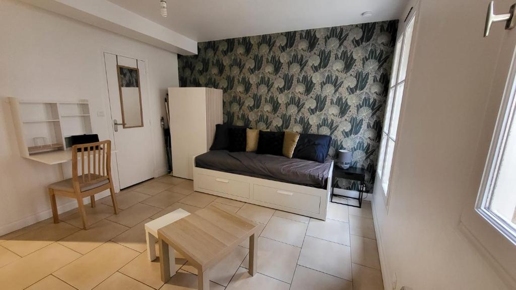 un salon avec un canapé et une table dans l'établissement Studio rénové proche cathédrale, à Chartres