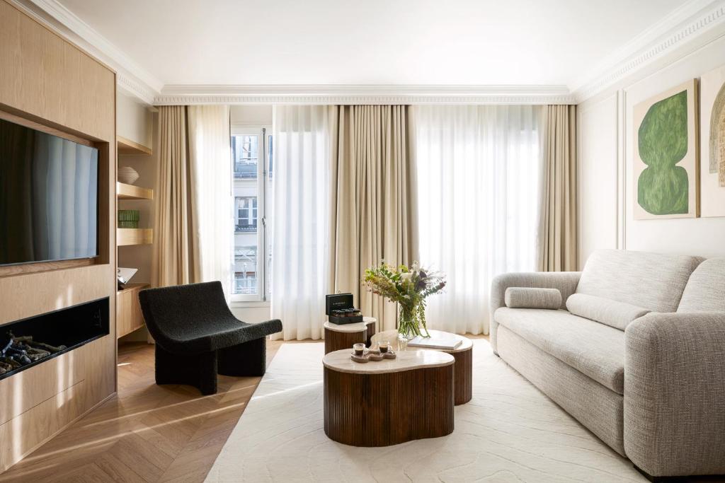a living room with a couch and a tv at HIGHSTAY - Luxury Serviced Apartments - Centre Pompidou in Paris