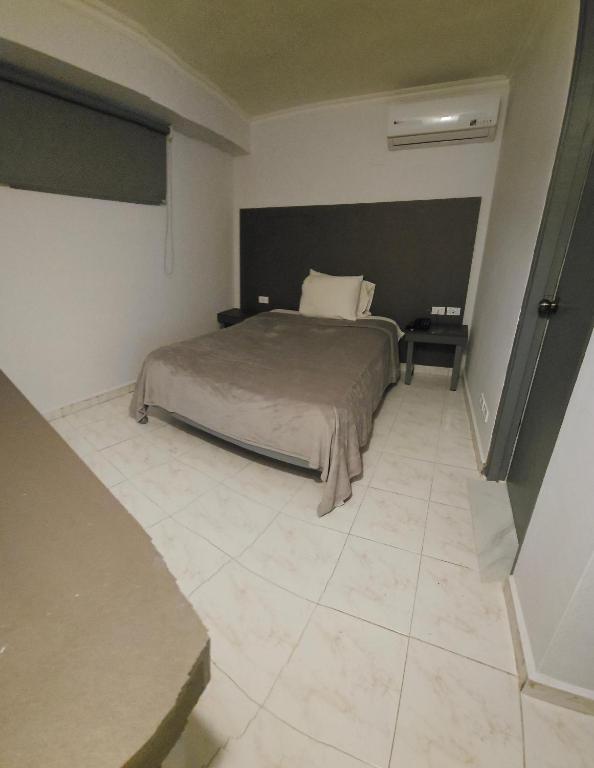 Una cama o camas en una habitación de Hotel Montreal