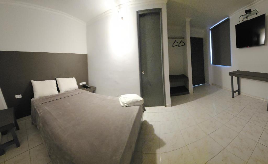 Una cama o camas en una habitación de Hotel Montreal