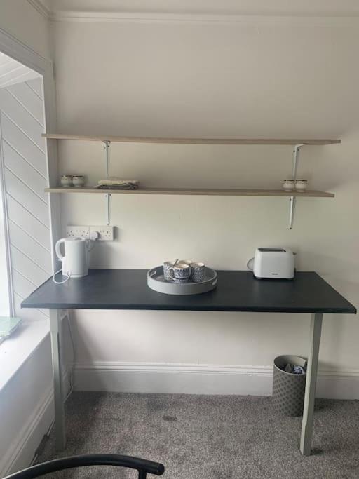 Příslušenství pro přípravu čaje a kávy v ubytování Fort View accommodation lisacul
