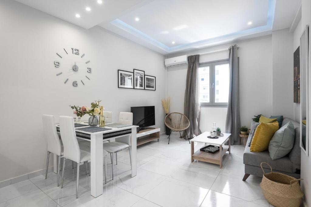 Telewizja i/lub zestaw kina domowego w obiekcie Aelia Apartments, The Luxury Suites