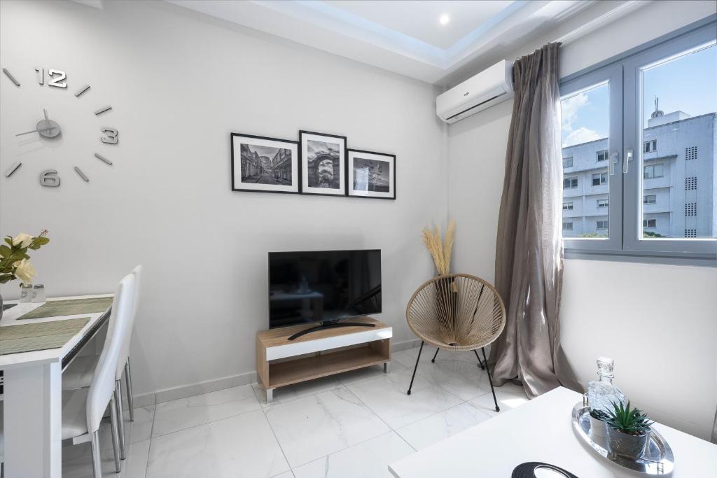 Telewizja i/lub zestaw kina domowego w obiekcie Aelia Apartments, The Luxury Suites