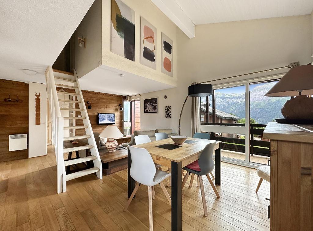 une cuisine et une salle à manger avec une table et des chaises dans l'établissement ABA17 - Duplex 6 pers Proche Centre, aux Carroz d'Arâches