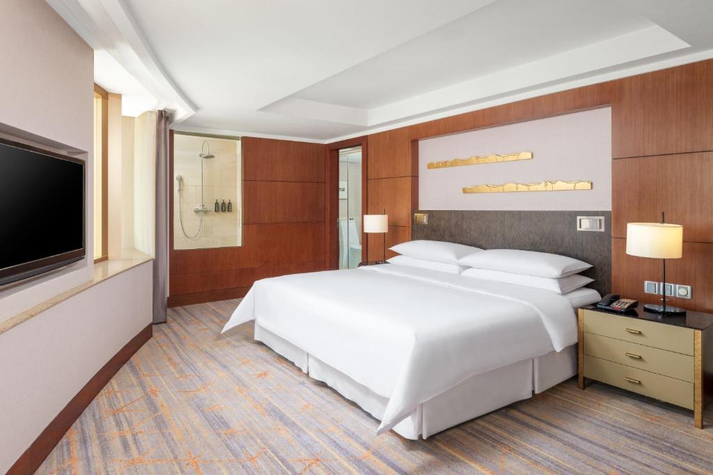 Postel nebo postele na pokoji v ubytování Sheraton Xiamen Hotel