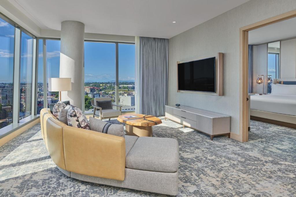 TV a/nebo společenská místnost v ubytování The Ritz-Carlton, Portland