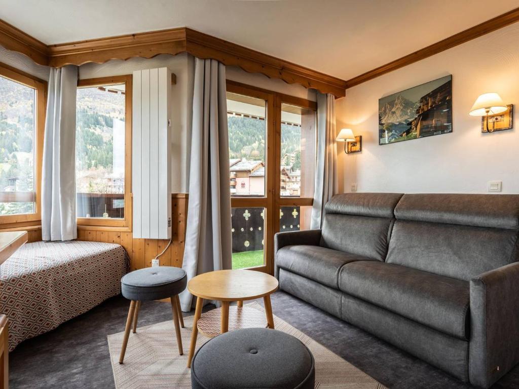 un salon avec un canapé et une table dans l'établissement Appartement cosy avec 2 balcons, casier à skis et services inclus, Valmorel - FR-1-291-1007, à Valmorel