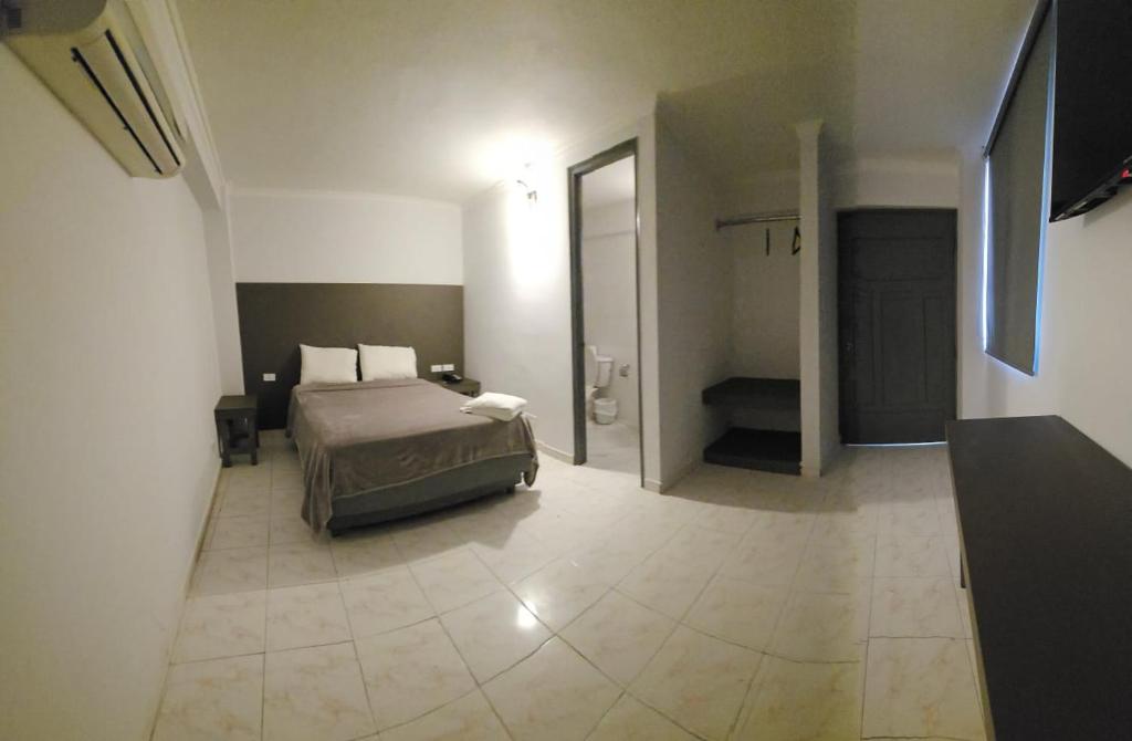 Una cama o camas en una habitación de Hotel Montreal