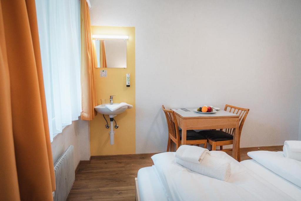 Postel nebo postele na pokoji v ubytování B&B Haus Schönstatt contactless- Check-In