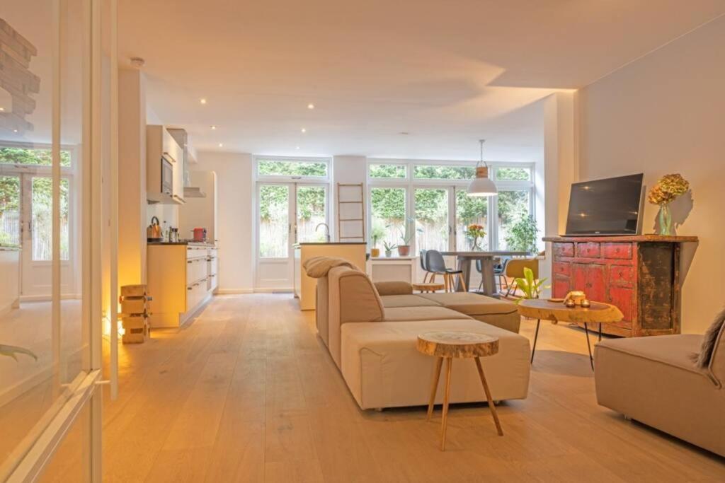 Et tv og/eller underholdning på TOP location 2 bedroom groundfloor home with garden