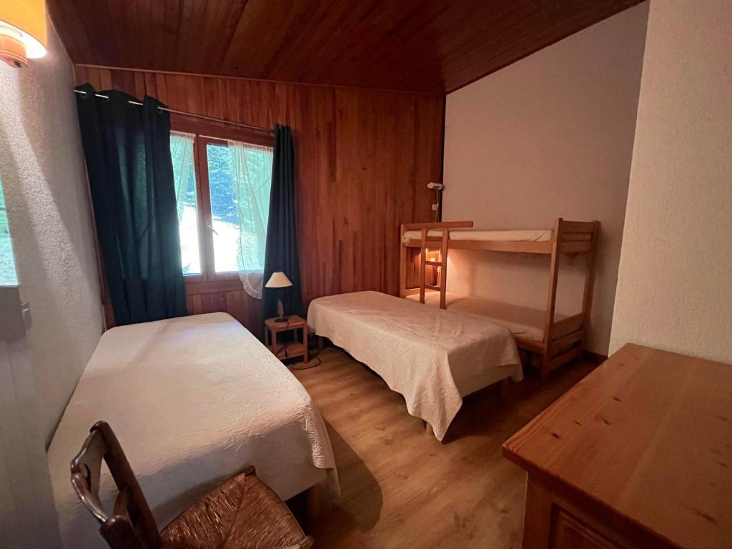 Postel nebo postele na pokoji v ubytování Appt. central à Châtel - Parking, WIFI, Animaux admis, 4 pers. - FR-1-198-176