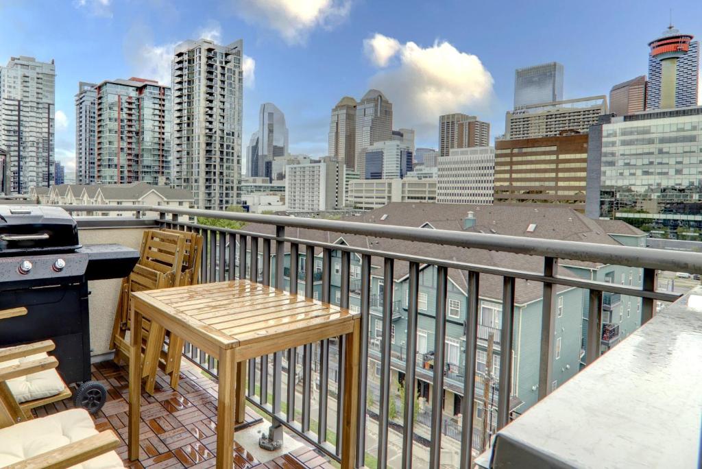 Stylish DT Views at Stampede w Free Parking and AC photo